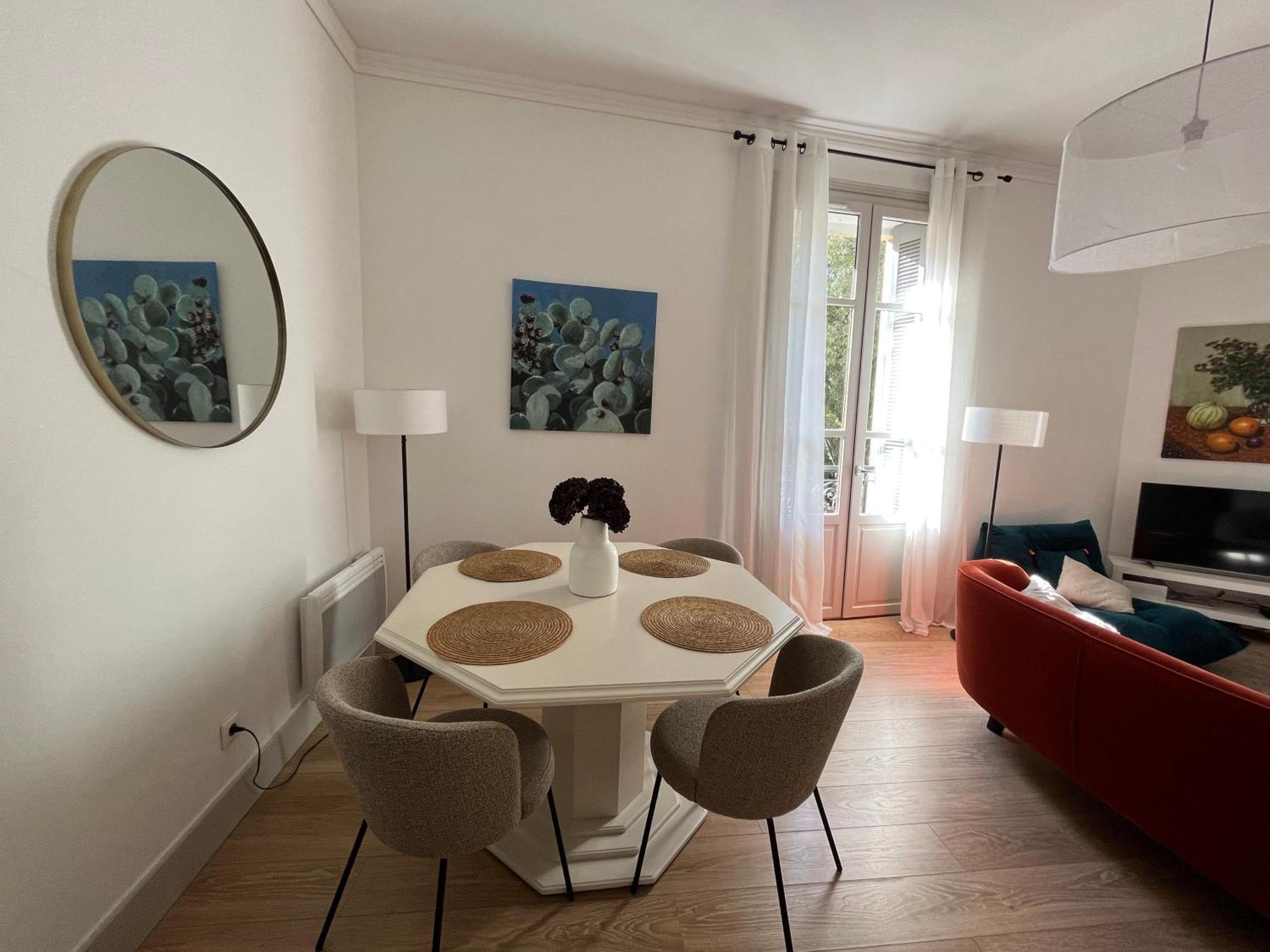 Nimes , Appartement Renove Dans Immeuble Classe. Exterior photo