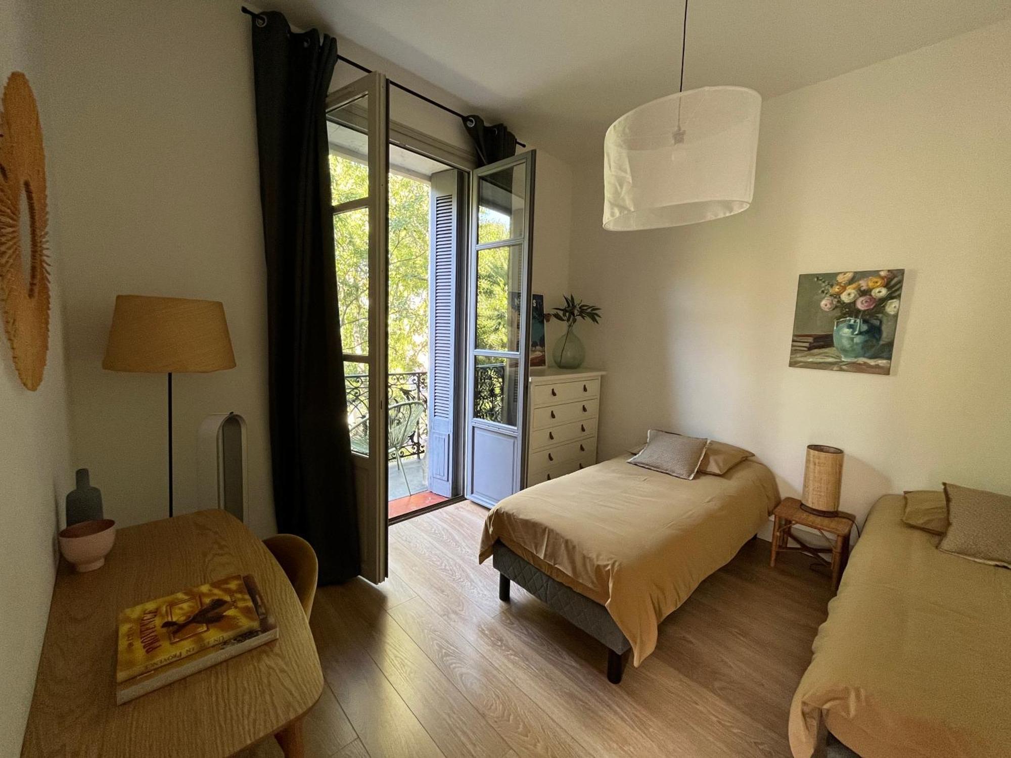 Nimes , Appartement Renove Dans Immeuble Classe. Exterior photo